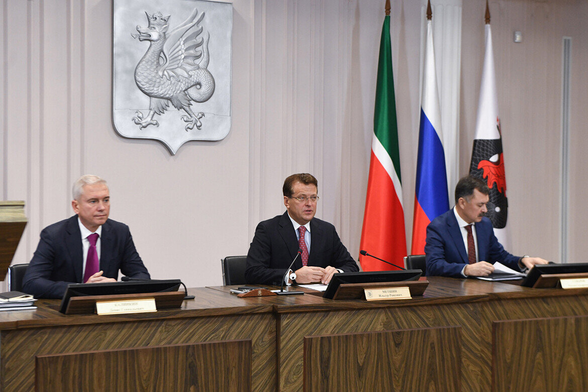 ​Ильсур Метшин: «Точки притяжения жителей и гостей расположатся во всех районах Казани, украшен будет не только центр города». Фото: kzn.ru