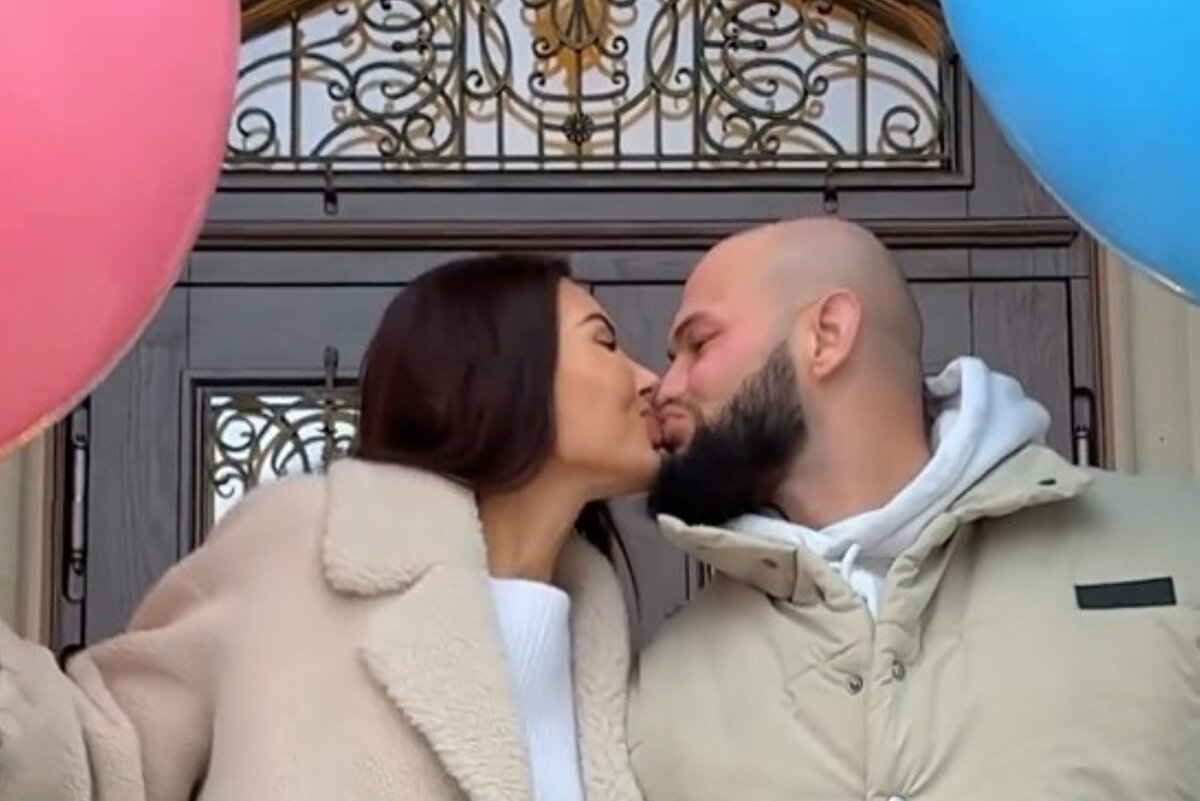     «Двойня будет?!»: Оксана Самойлова и Джиган на новогоднем видео обескуражили блогеров