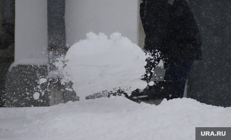    Сугроб оставили напротив городского ЦУМа