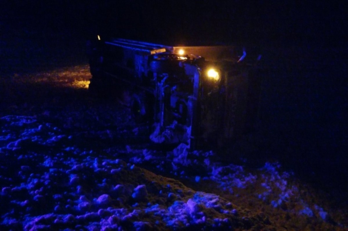    В Исаклинском районе свалился в кювет и опрокинулся грузовик Iveco