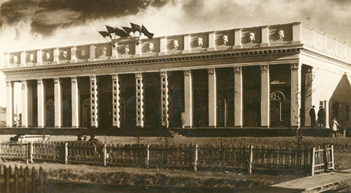 Вид здания Воркутинского музыкально-драматического театра в день открытия. Г. Воркута. 15 сентября 1945 года. (В первые годы своего существования театр стал известен за пределами Воркутлага)