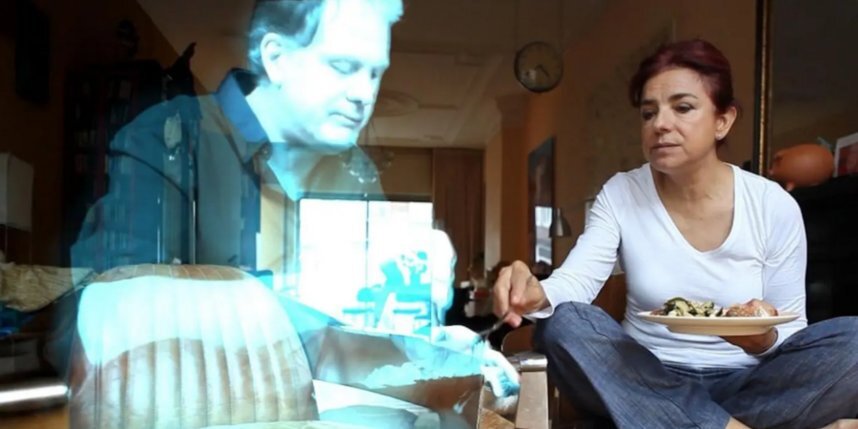    Испанская художница Алисия Фрамис и её цифровой жених.Скриншот ролика Noticias Telemundo