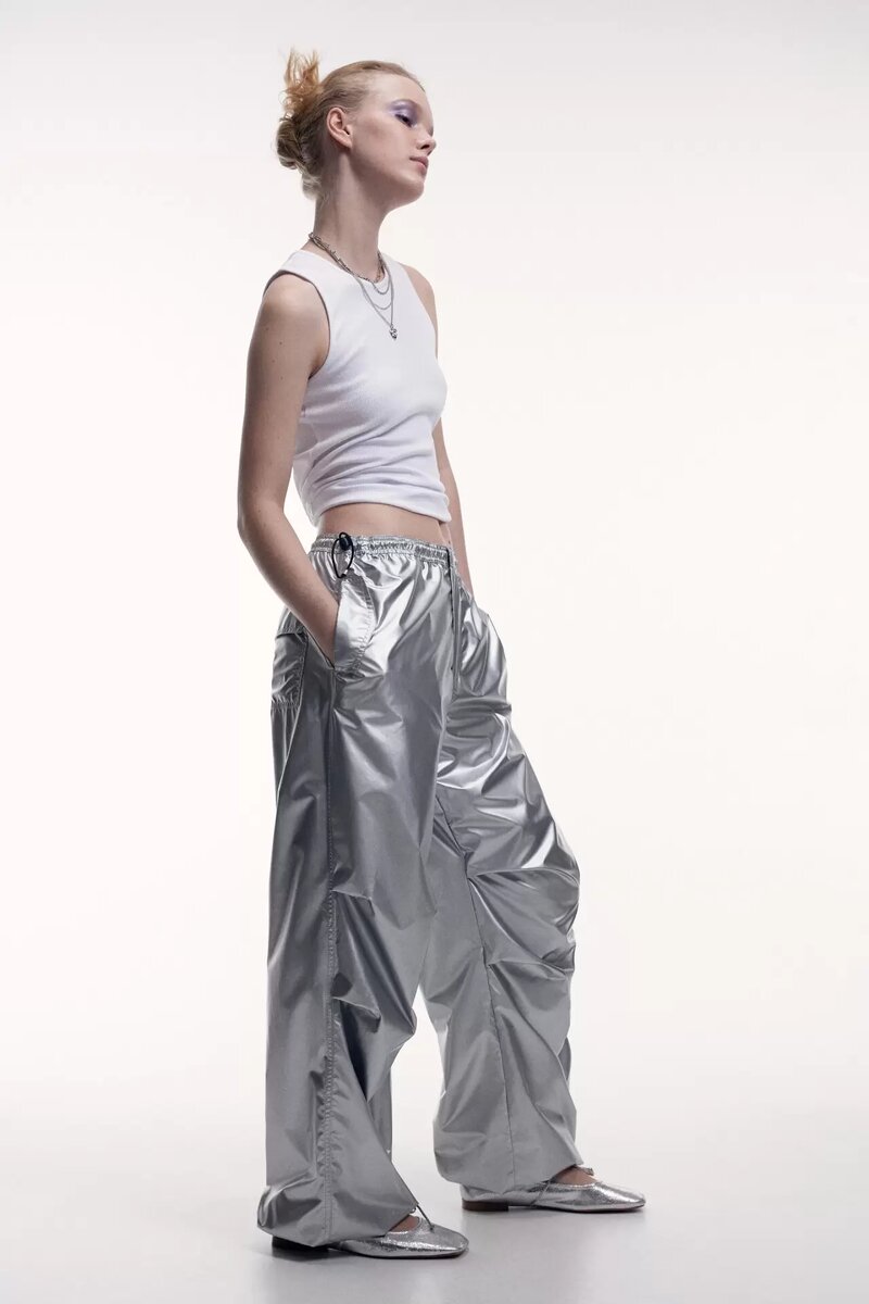Возвращение металлика — один из трендов зимы 2023-2024, и среди множества предложений, вращающихся вокруг этого тренда, — серебристые брюки, которые неожиданно стали одеждой, которую можно носить и...-7