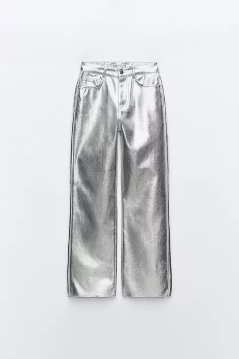 Возвращение металлика — один из трендов зимы 2023-2024, и среди множества предложений, вращающихся вокруг этого тренда, — серебристые брюки, которые неожиданно стали одеждой, которую можно носить и...-8