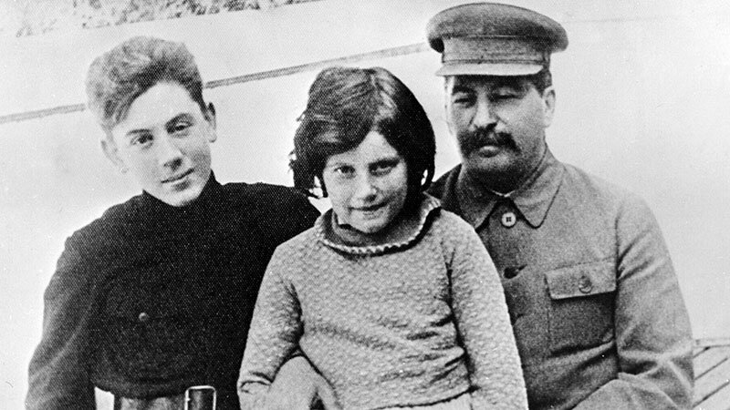 Товарищ Сталин с детьми: сыном Василием и дочерью Светланой, 1935 г. 