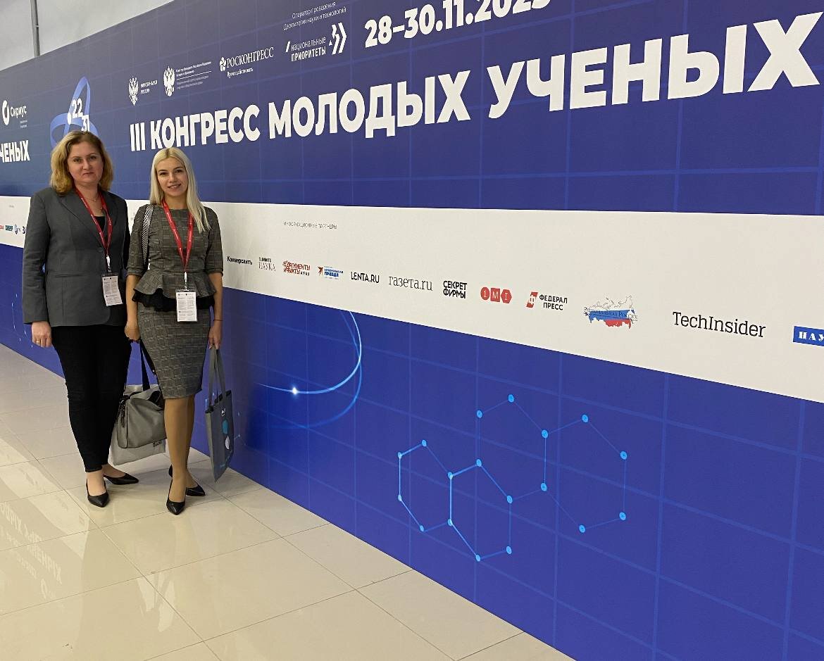 Ректор Академии Лариса Костровец и доцент кафедры менеджмента внешнеэкономической деятельности Юлия Мишина.