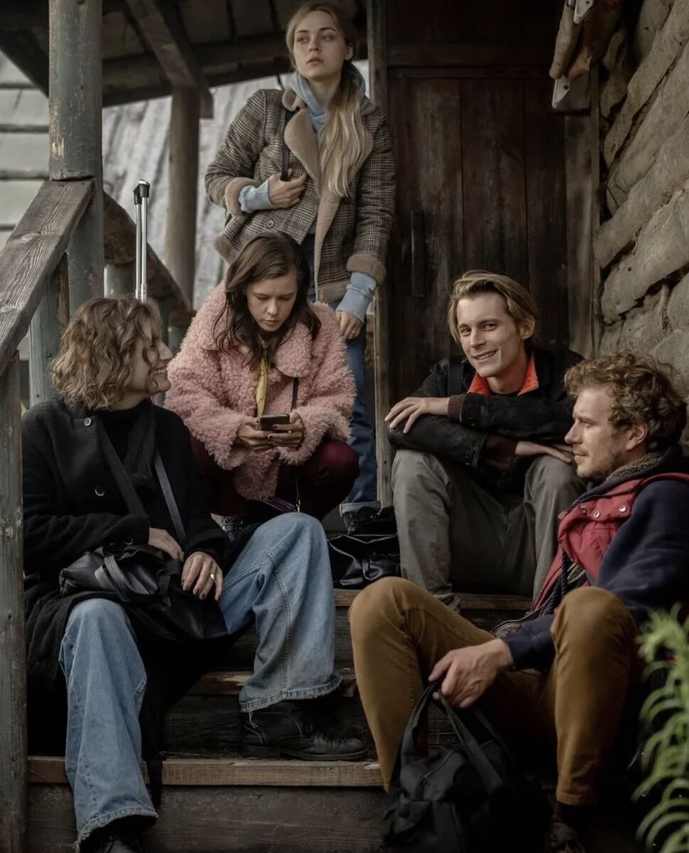 Роль Дениса Титова играет внук легендарного актёра Олега Янковского Иван