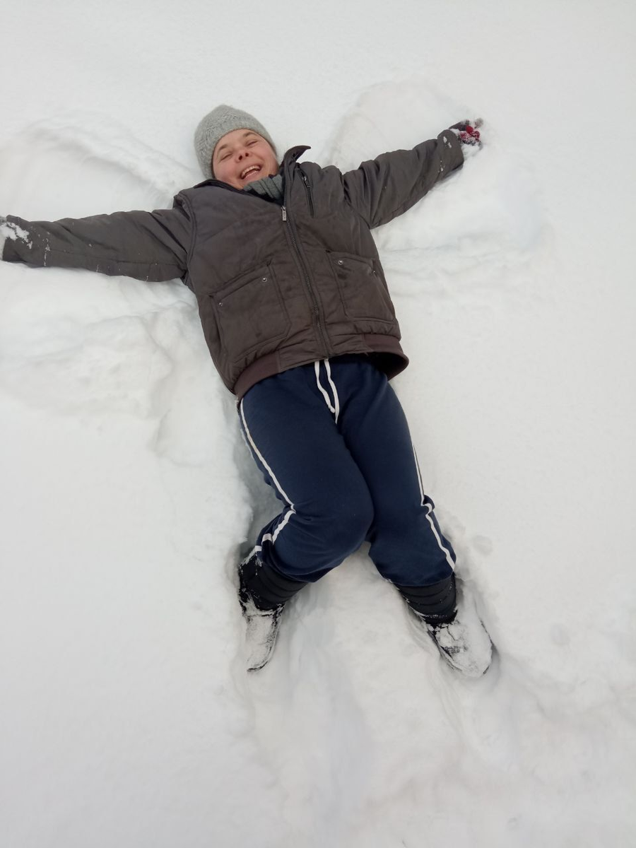 Снег лежит и я полежу :)