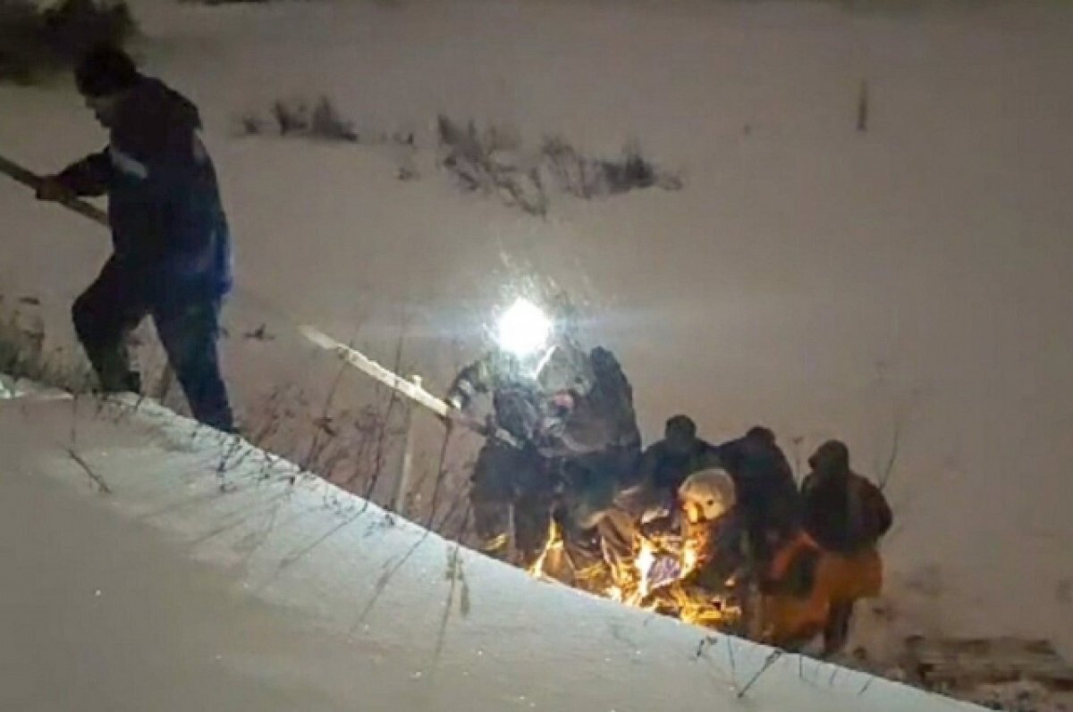    Упавшего с моста под Тверью молодого человека спасли сугроб и тёплая одежда