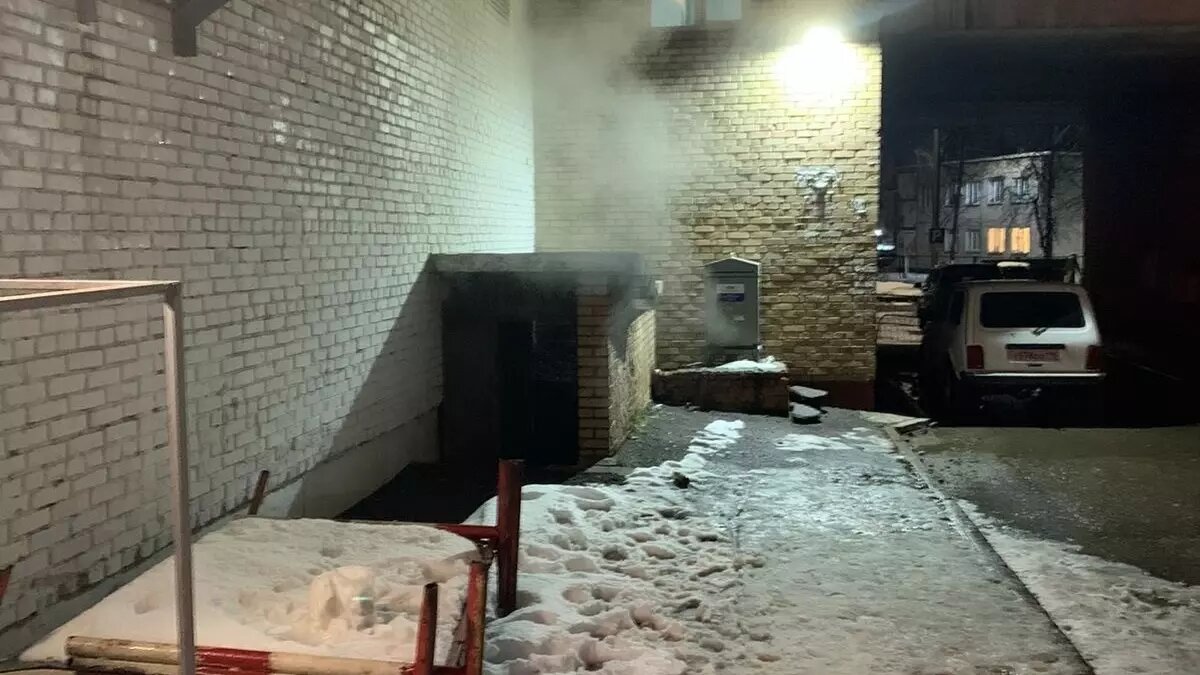    В подвале дома №64 по проспекту Химиков в Нижнекамске в конце августа 2023 года прорвало трубу с кипятком. Порядка трех месяцев из нижнего этажа здания выходит пар. Подробнее об аварии на сетях Inkazan рассказали местные жители.