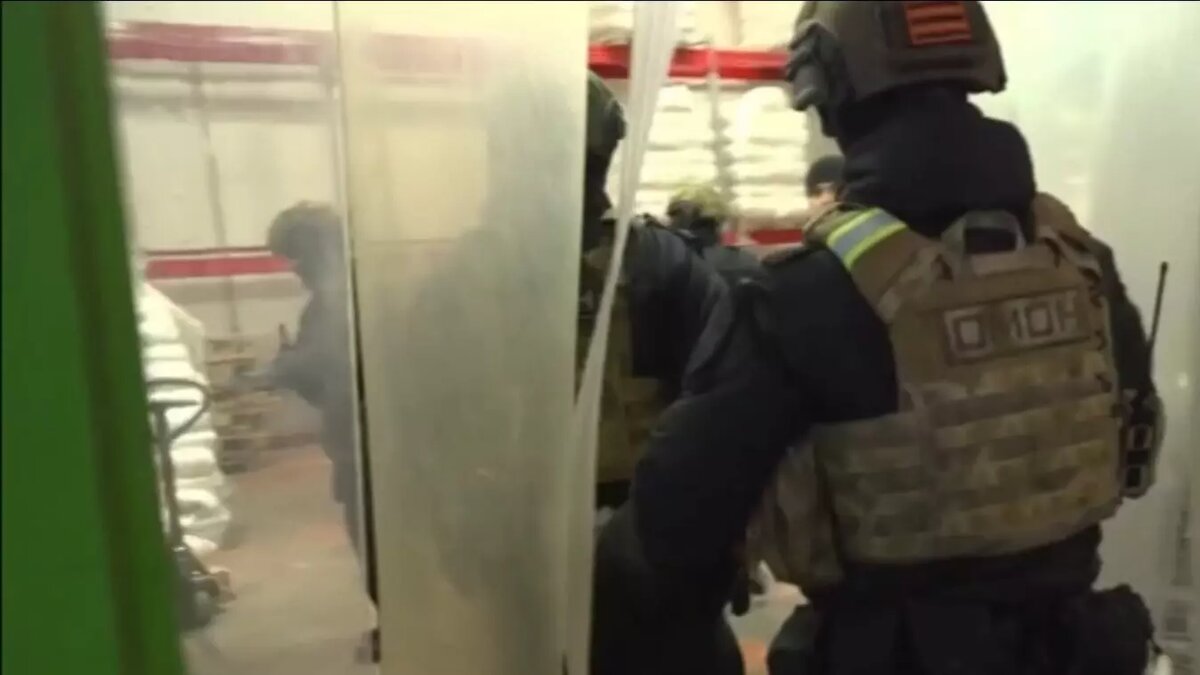     Силовики из-за мигрантов провели обыски на порядка «10 солидных предприятиях». Каждое из них имеет многомиллионные обороты. Во время проверки выявлены десятки нелегалов.
