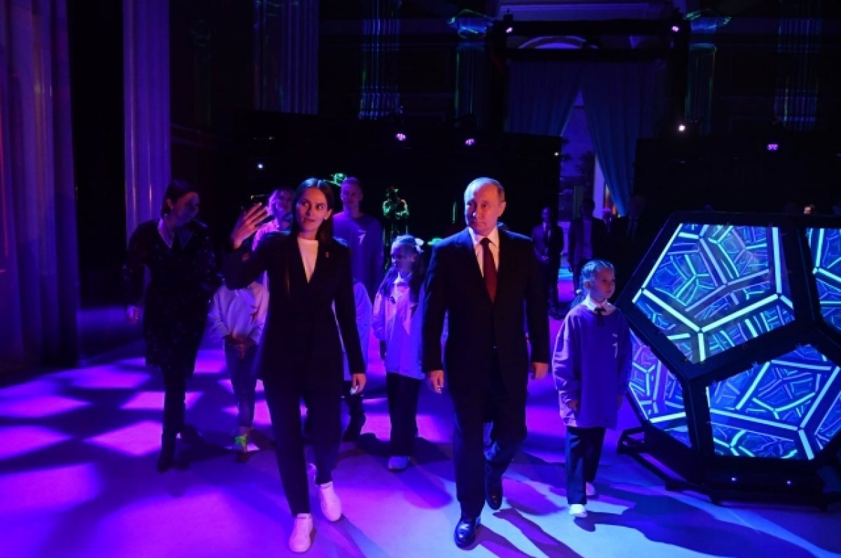    Мальчик, помогающий участникам СВО, дал пять Путину на выставке "Россия"