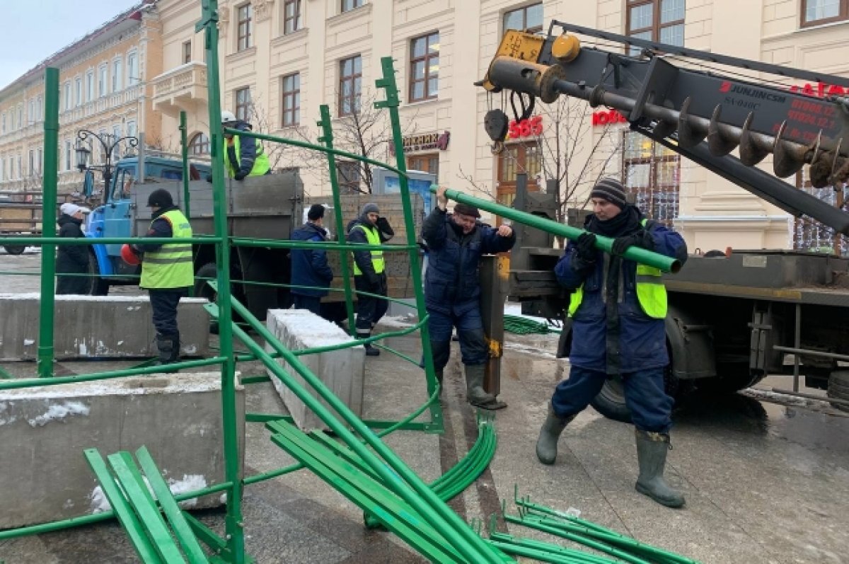    В Самаре на Ленинградской монтируют елку и праздничную иллюминацию