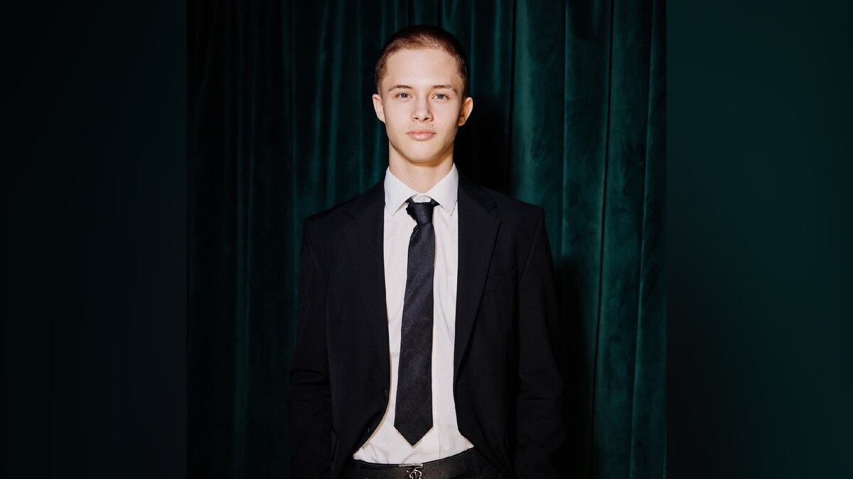    Актёр Леон Кемстач