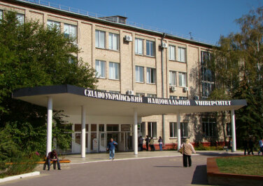 Главный вход первого корпуса университета. Снимок для иллюстрации из свободных источников.