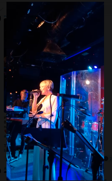 Анжлика Варум на концерте в столичном пабе