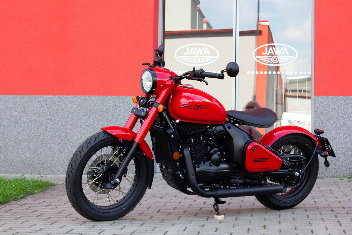 Ява Перак красного цвета у входа в завод Jawa