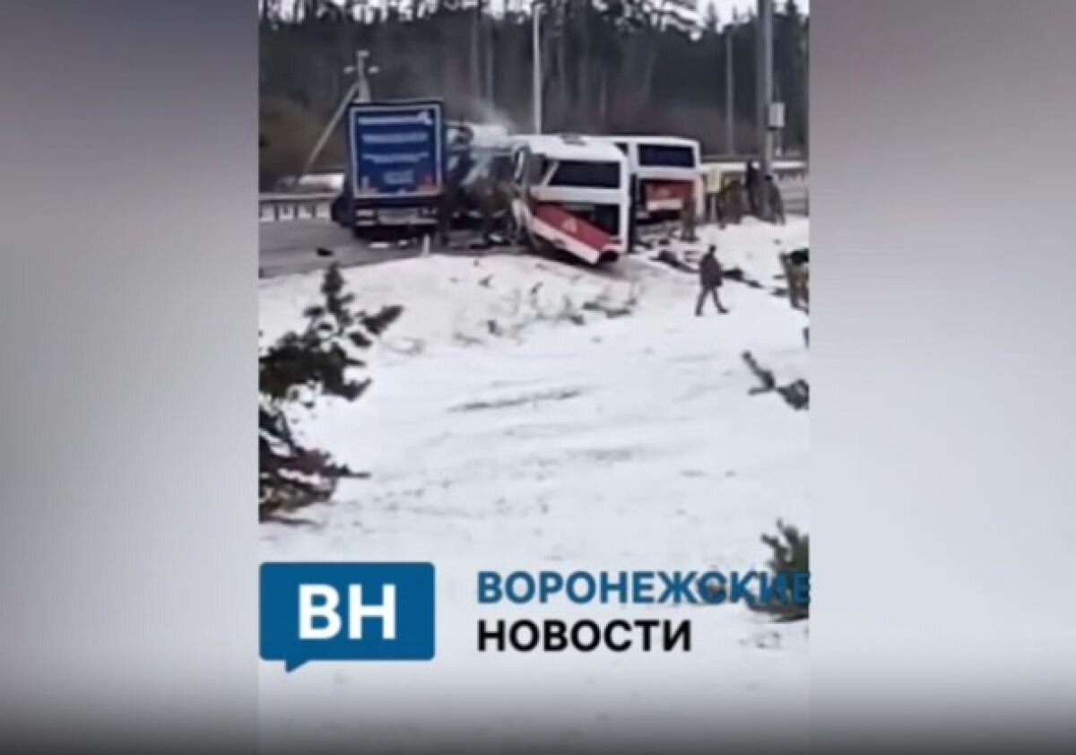 Появилось видео с моментом въезда фуры в колонну Росгвардии под Воронежем:  пятеро военнослужащих пострадали | «Воронежские новости» | Дзен