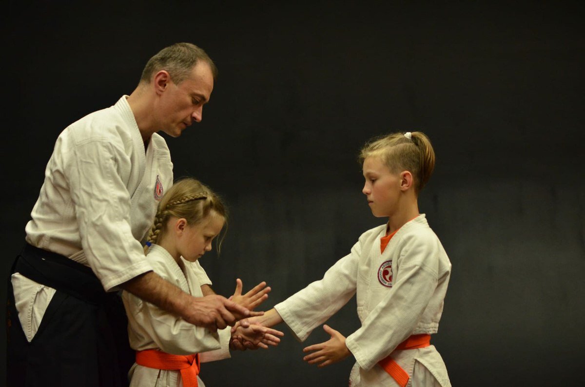 Вячеслав Васильев показывает детям постановку рук при выполнении техники айкидо ёсинкан