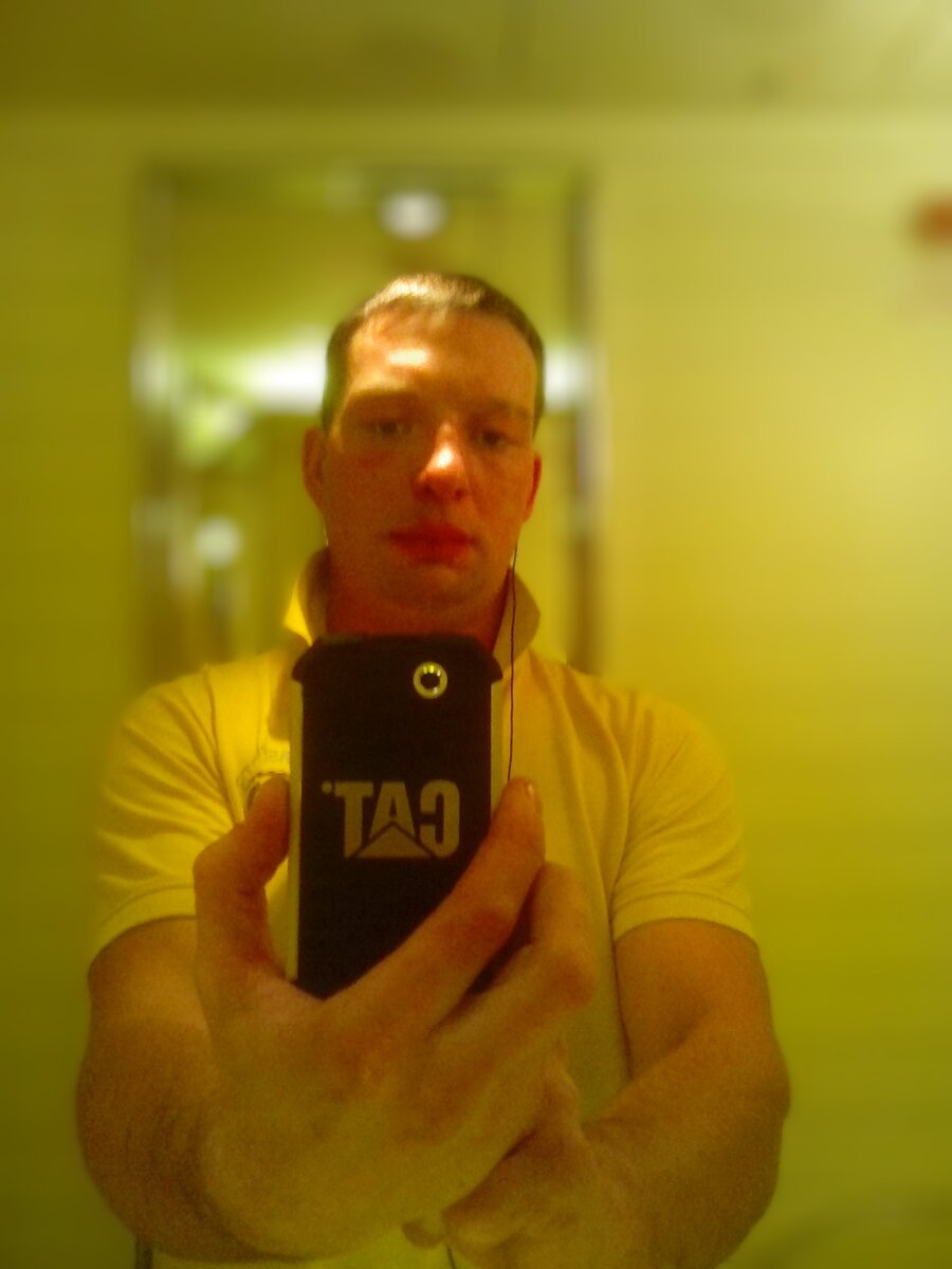 Первое селфи Павлика на его первый смартфон. Туалет боинга, летящего в Бангкок. Примерно через год после этой записи: