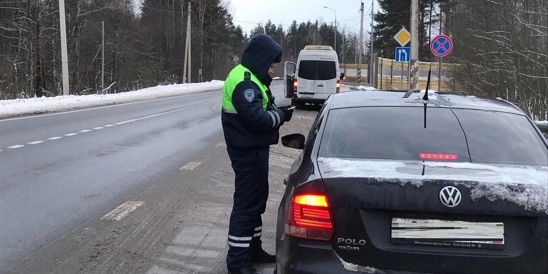 Инспектор ГИБДД увидел непристёгнутого пассажира на заднем сидении и хочет выписать штраф, что делать водителю. Ответ автоюриста