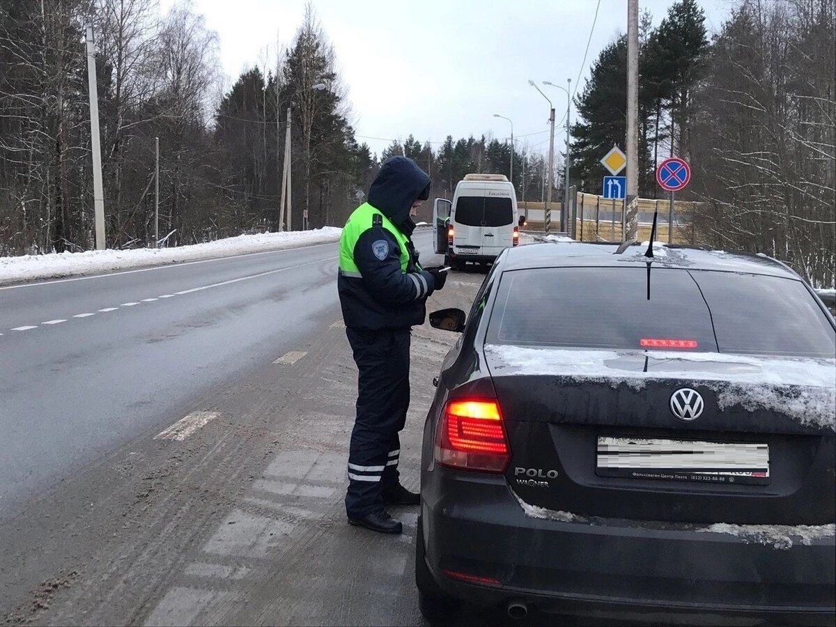 Инспектор ГИБДД увидел непристёгнутого пассажира на заднем сидении и хочет  выписать штраф, что делать водителю. Ответ автоюриста | Автоюрист. Всё о  ДПС. | Дзен