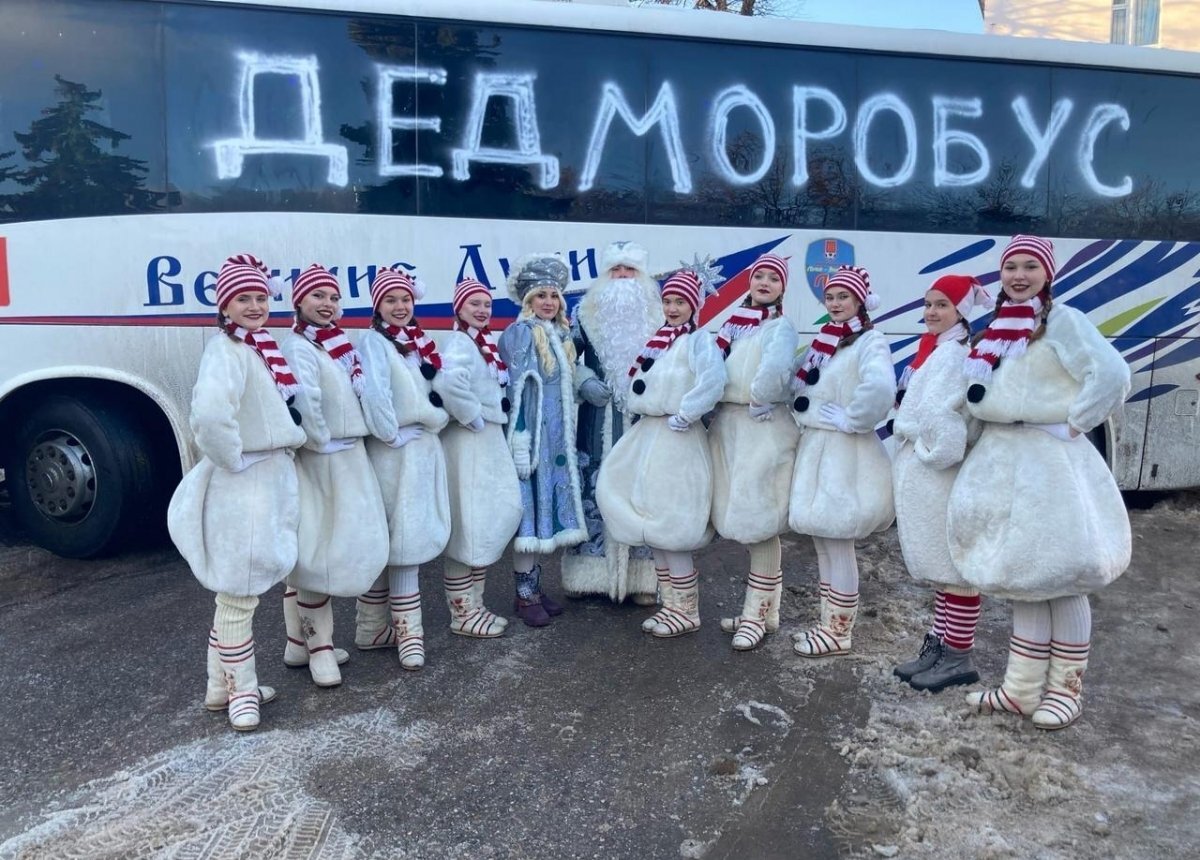    По Великим Лукам проедет новогодний автобус «ДедМоробус»