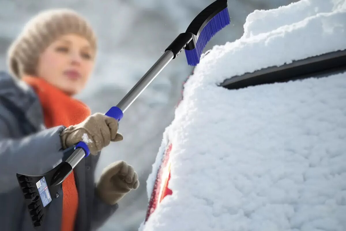 Щетка-скребок с телескопической ручкой. Источник: shutterstock.com 