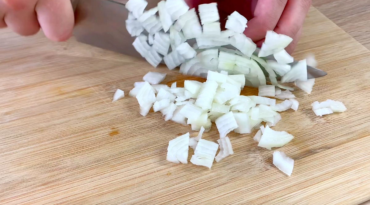 Лук мелко кубиками