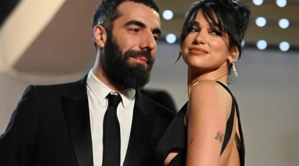     Дуа Липа и Ромен Гаврас / Фото: скриншот «Dua Lipa & Romain Gavras Make Red Carpet Debut at Cannes Film Festival _ E! News»