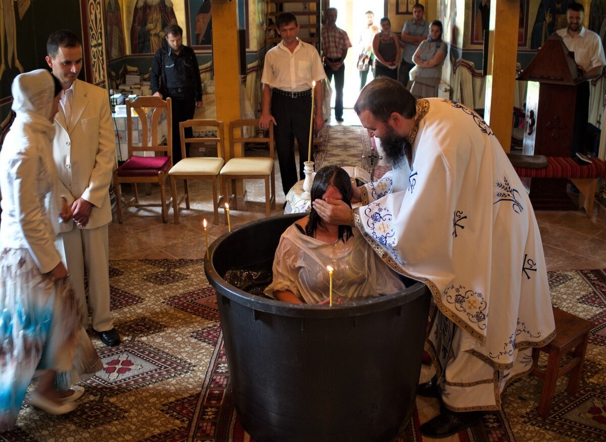 крещение взрослого человека. люди в храме. крещение женщины в церкви. крещение взрослого. что нужно чтобы покреститься взрослому человеку.