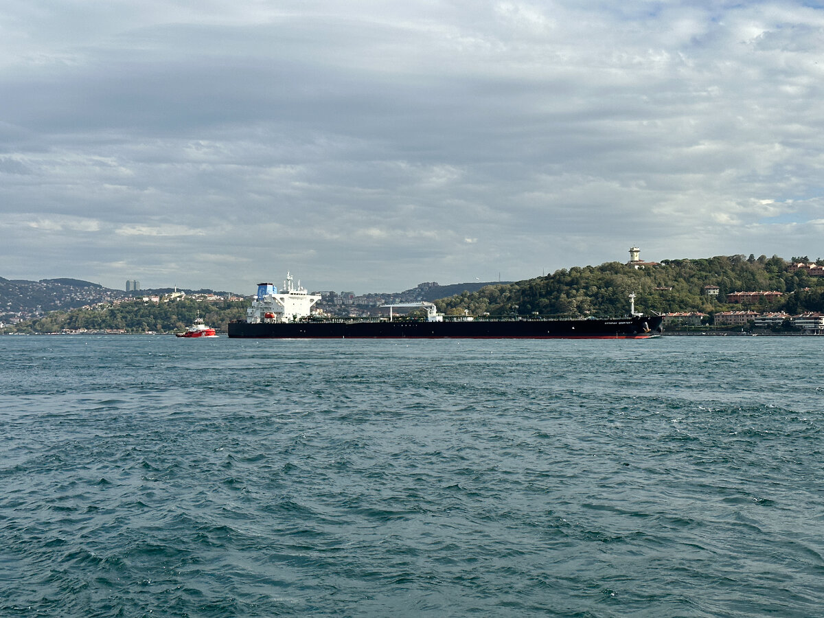 Танкер и сопровождающий катер на Босфоре
