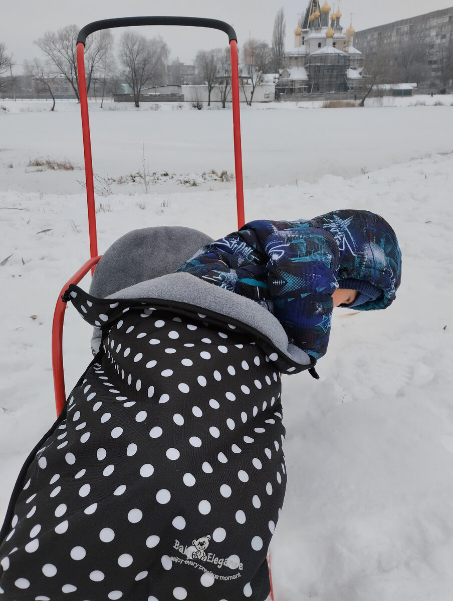 Пытается сбежать