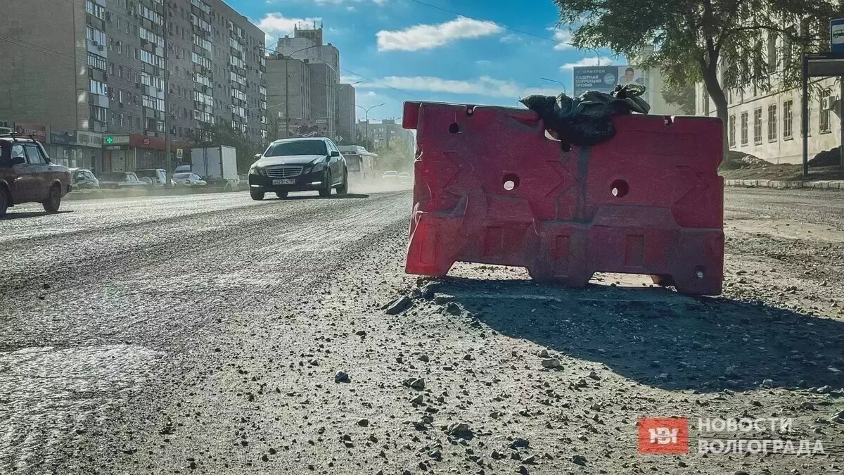     Ремонт дороги на улице Рокоссовского не удалось закончить в срок. «НовостиВолгограда.ру» выяснили, что теперь будет делать подрядчик, и как быть с незавершённой работой.
