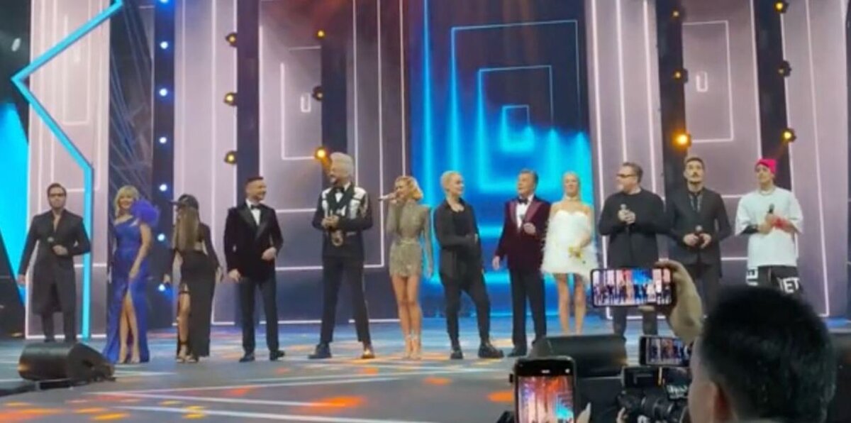 Финальную песню Ревва пел вместе со всеми исполнителями - крайний слева.