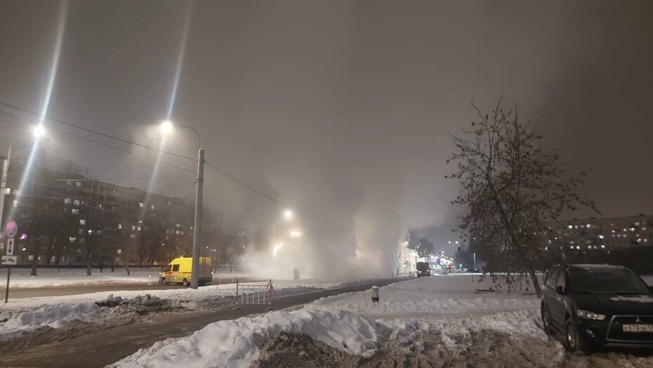    Прорыв трубы с горячей водой на Пражской улице в Петербурге Автор фото: vk.com/kupchinonews
