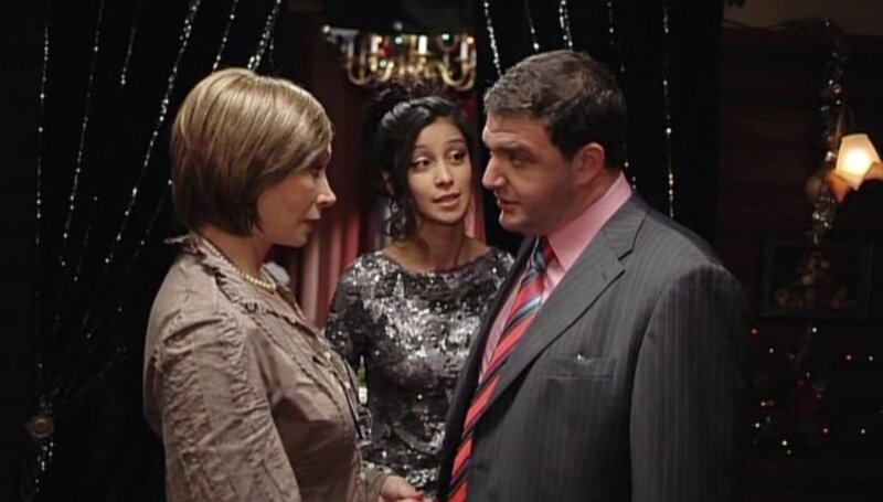 Кадр из фильма "Дед Мороз всегда звонит трижды". Татьяна Васильева, Равшана Куркова, Максим Виторган