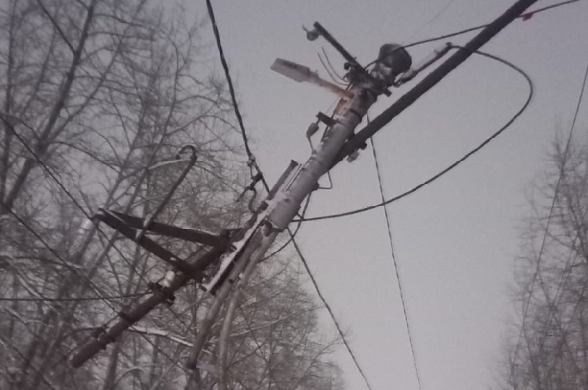    Грузовик, перевозивший крупногабаритный груз, зацепил элементы контактной сети на Октябрьском проспекте