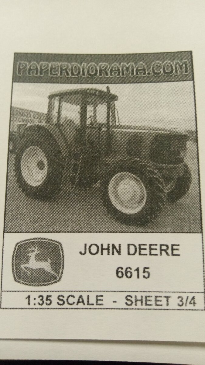 Модель из бумаги трактора John Deere 6615. Личное фото.