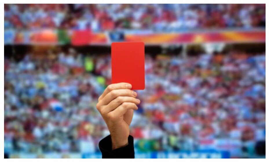    Рефери получил серьезную травму. Фото: Global Look Press