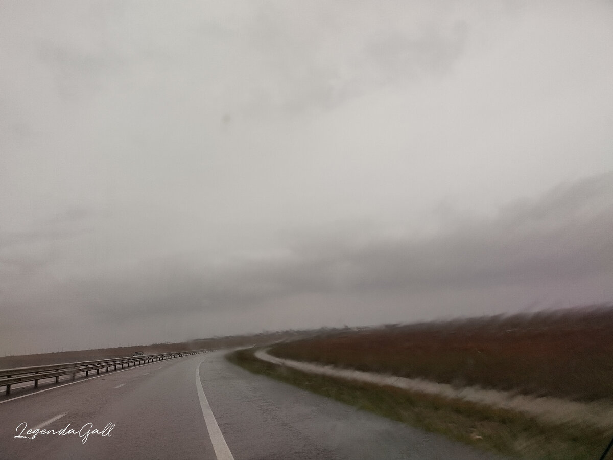 Сечет мелкий и противный дождь