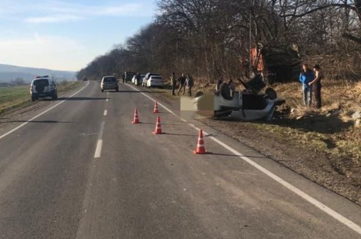    КамАЗ со сдутым колесом сбил легковой автомобиль на обочине на Ставрополье