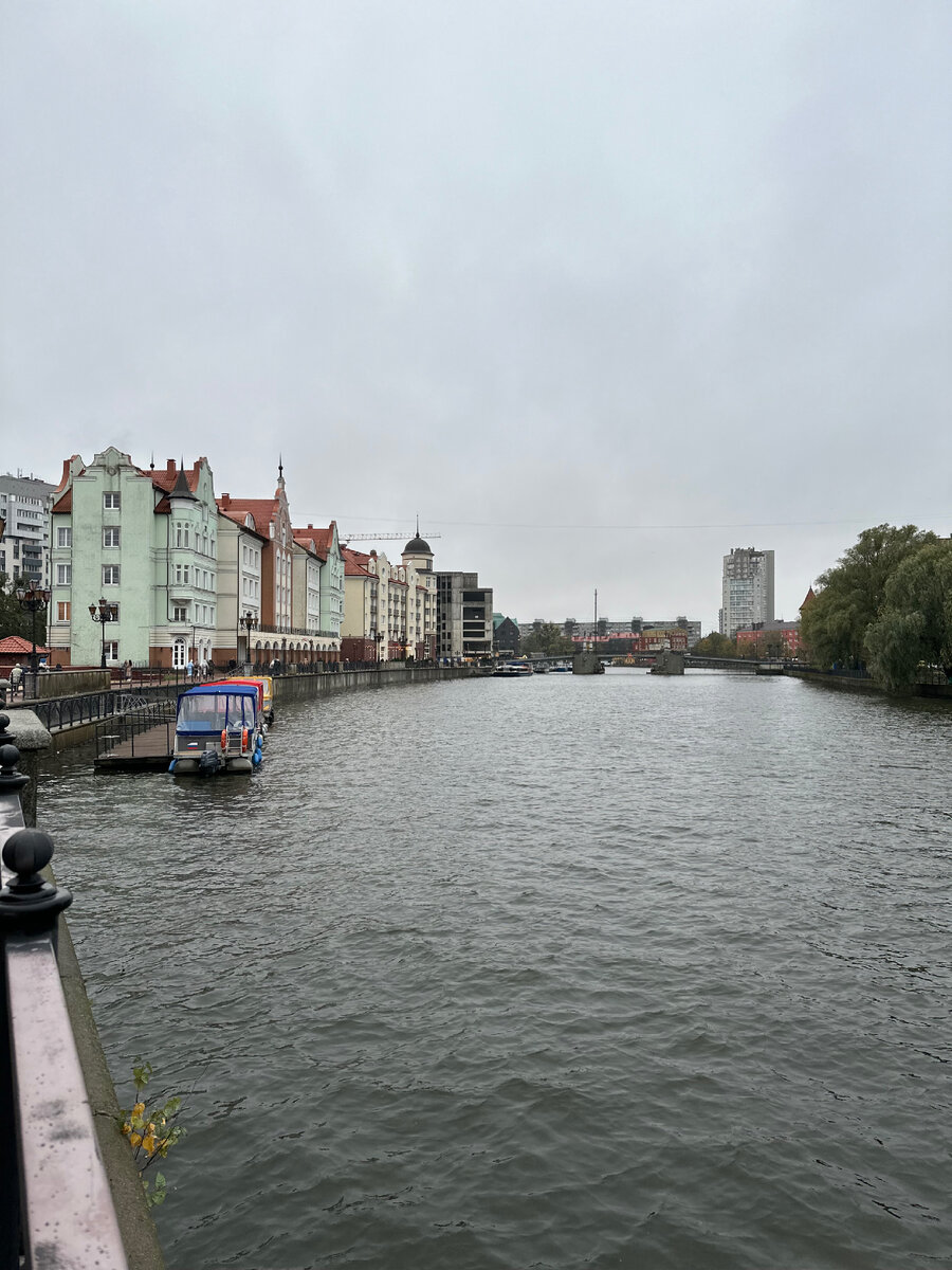 Старинная задачка спрашивает, как пройти по 7 мостам Калининграда, не проходя по одному мосту дважды. В 1736г. математик Эйлер доказал, что это невозможно. И изобрёл эйлеровы циклы