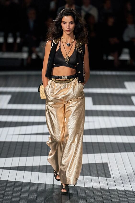 Chanel Spring 2024. А Шанель с дерзкими бралетами и широкими брюками. 