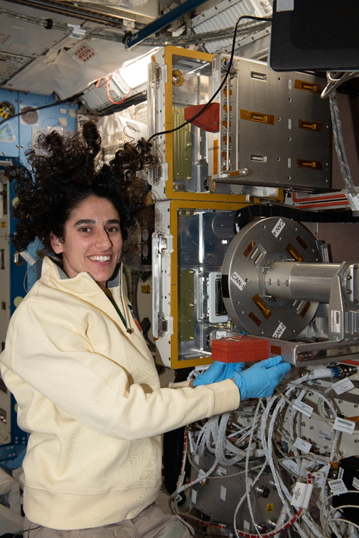 Джасмин Могбели работает с лабораторией SABL на МКС. Фото: nasa.blog.com