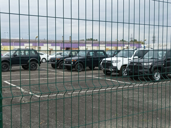  
LADA
Все модели бренда LADA сегодня можно приобрести до 2 млн рублей. Самой бюджетной моделью является Granta. Ее стоимость составляет от 699 900 рублей до 1 148 900 рублей в зависимости от типа кузова, комплектаций и мотора (90 или 106 л.с.).
NIVA
Немного дороже оказываются внедорожники LADA Niva Legеnd. Их стоимость начинается от 829 900 рублей за комплектацию Classic с двигателем 1,7 литра мощностью 83 л.с. Самой дорогой версией является автомобиль серии Bronto в комплектации Prestige. К слову, двигатель тот же, что и у более дешевого «собрата». Серия Bronto отличается тремя блокировками дифференциалов, усиленными подвеской и задним мостом, а также шинами для тяжелых дорожных условий.
LADA VESTA
Далее следуют автомобили семейства LADA Vesta. Самый бюджетный – седан в комплектации Comfort с двигателем объемом 1,6 литра и мощностью 90 л.с. Стоимость данной модификации начинается от 1 239 900 рублей. Самой же дорогой модификацией является Vesta Cross в комплектации Techno с двигателем объемом 1,6 литра и мощностью 106 л.с.

Haval

Haval Jolion – единственная модель из линейки Haval, которую можно приобрести, имея в кармане не больше 2 миллионов (1 949 000 рублей). Однако это касается только одной комплектации – Comfort с бензиновым двигателем объемом 1,5 литра и мощностью 143 л.с. В таком исполнении кроссовер укомплектован механической трансмиссией. Все остальные комплектации доступны по цене свыше 2 млн рублей.
BAIC
Кроссовер BAIC X35 в комплектации Fashion A можно приобрести за 1 839 000 рублей. Она предлагается с 1,5-литровым бензиновым двигателем мощностью 116 л.с. и механической коробкой передач. Все остальные модификации превысили отметку в 2 млн рублей.
CHANGAN 
Кроссовер Changan CS35 Plus можно приобрести за 1 989 900 рублей. Однако это касается лишь дорестайлинговой версии автомобиля в комплектации Comfort. Она представлена с двигателем объемом 1,6 литра мощностью 128 л.с. и механической трансмиссией. Все остальные комплектации перешагнули барьер в 2 млн рублей.
