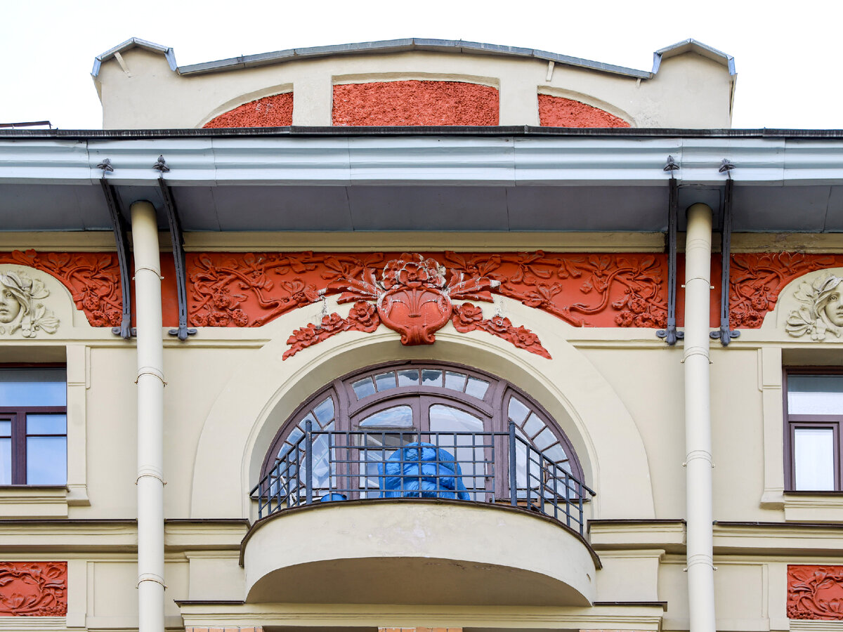 Элемент фасада - верхний этаж с балконом  на торце со стороны Камской улицы