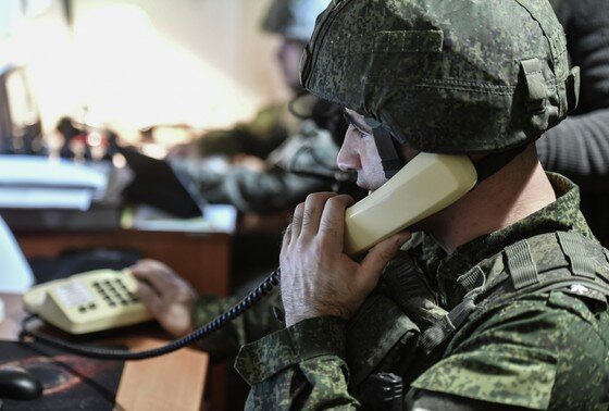    Военнослужащий расчета РЗСО в командном пункте в Запорожской области