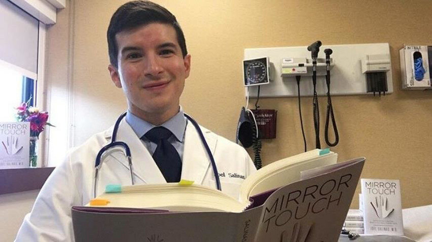 Доктор Joel Salinas фото из открытых источников