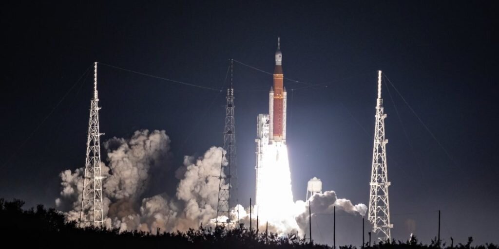   Старт ракеты SLS в ходе миссии Artemis I